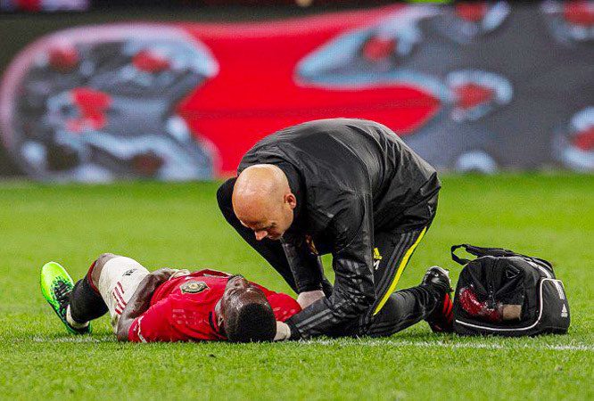 Eric Bailly set to be out until New Year with Man Utd fears over his recovery from knee surgery - Bóng Đá