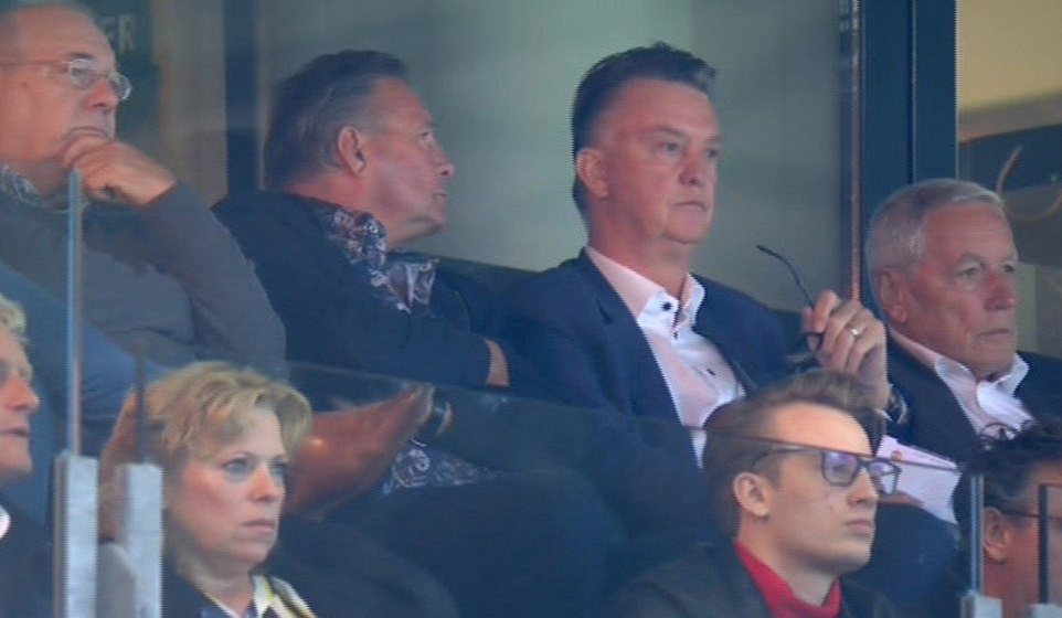 Louis van Gaal watches Man United - AZ from the stands - Bóng Đá