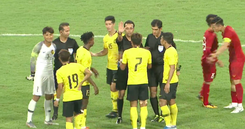 Cầu thủ Malaysia vây quanh trọng tài - Bóng Đá