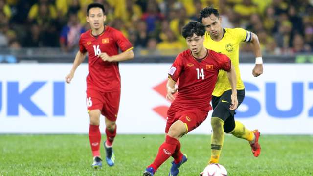Cầu thủ Malaysia vây quanh trọng tài - Bóng Đá