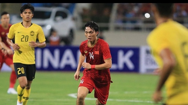 Cả đội ăn mừng Quang Hải ghi bàn, Tuấn Anh nén đau ôm đùi - Bóng Đá