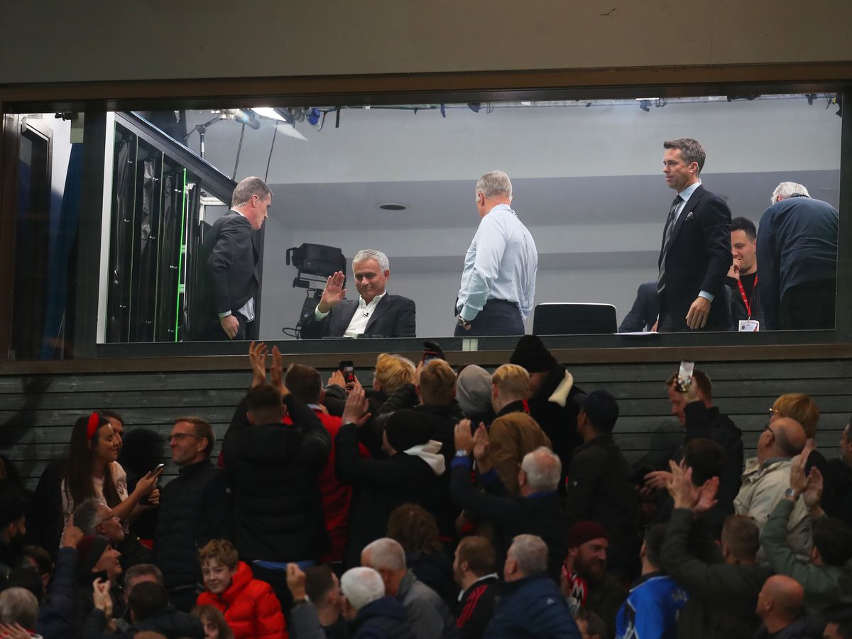 Jose Mourinho gestures to Man Utd fans at Old Trafford after they sing his name - Bóng Đá