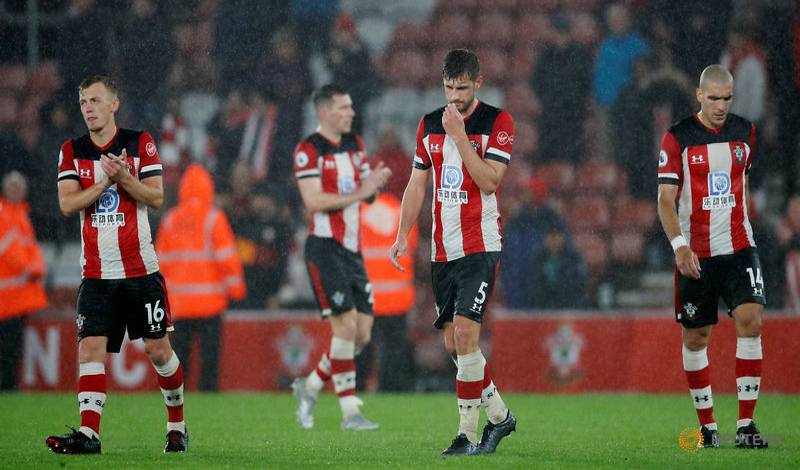 They were a disgrace... that's one of the worst performances of any team in Premier League history': Jamie Carragher SLAMS Southampton - Bóng Đá