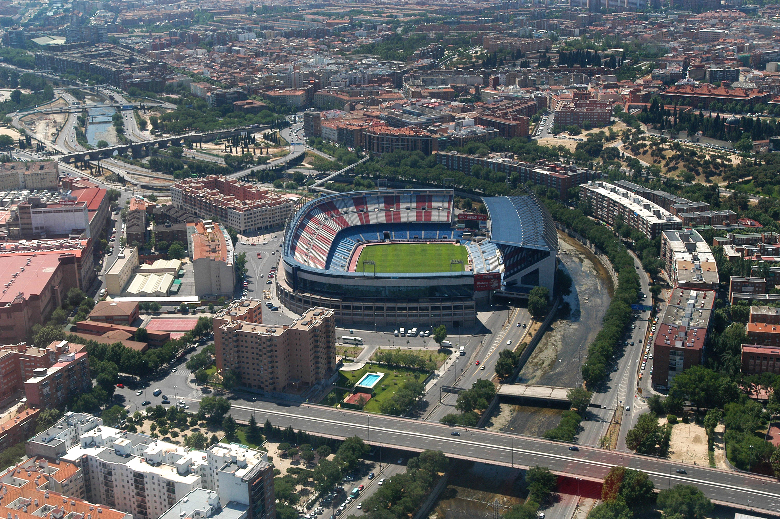 Thánh địa Vicente Calderon của Atletico Madrid hoang tàn không nhận ra - Bóng Đá