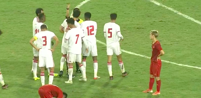 Chùm ảnh: Cầu thủ UAE thẻ đỏ - Bóng Đá