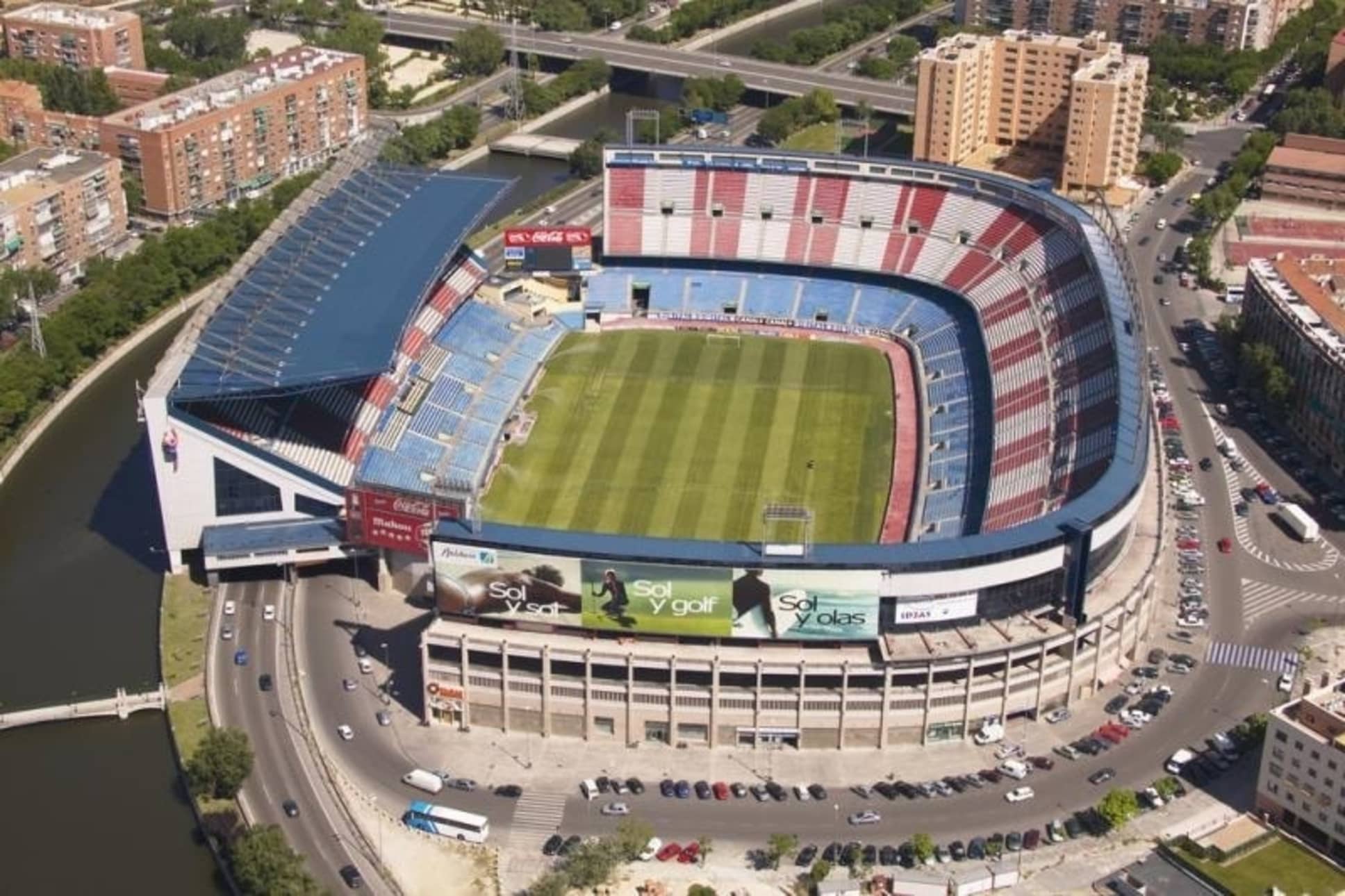 Thánh địa Vicente Calderon của Atletico Madrid giờ hoang tàn, đổ nát