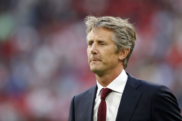 Edwin van der Sar ends speculation over Man Utd return by signing new Ajax deal - Bóng Đá