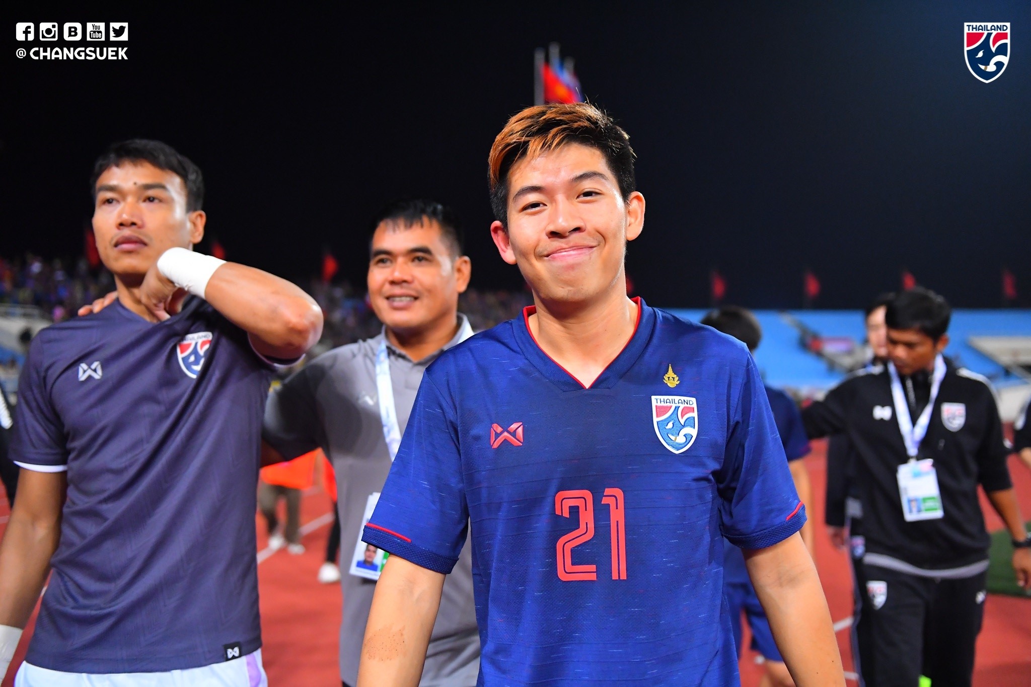 Bài ảnh Cầu thủ Thái Lan cười tươi, mừng như 