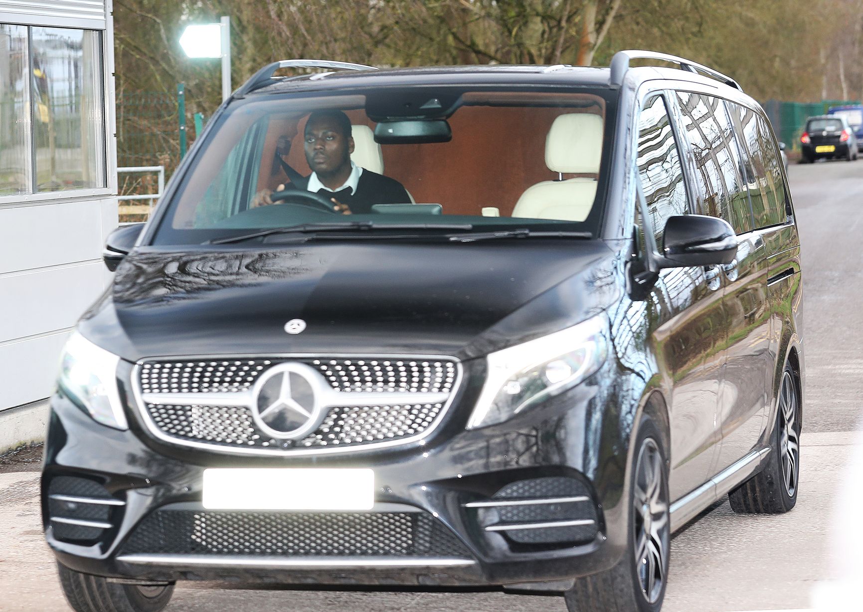 Scott McTominay among Manchester United players arriving at training after Man City win - Bóng Đá