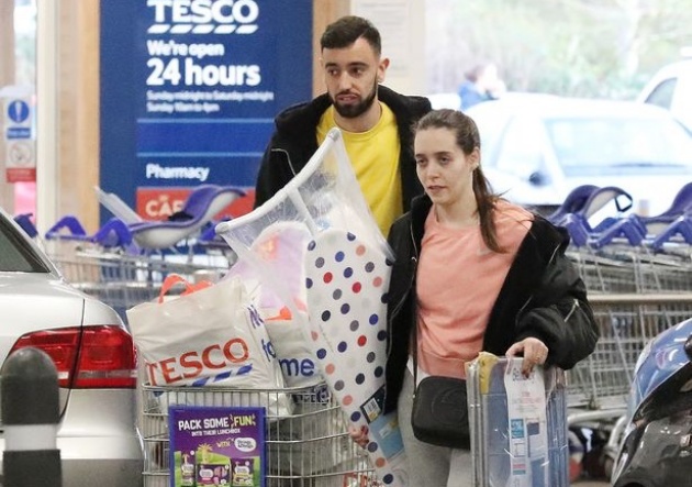 Man Utd star Bruno Fernandes pictured shopping at Tesco with his wife - Bóng Đá