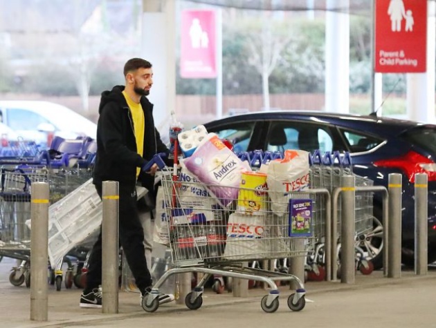Man Utd star Bruno Fernandes pictured shopping at Tesco with his wife - Bóng Đá