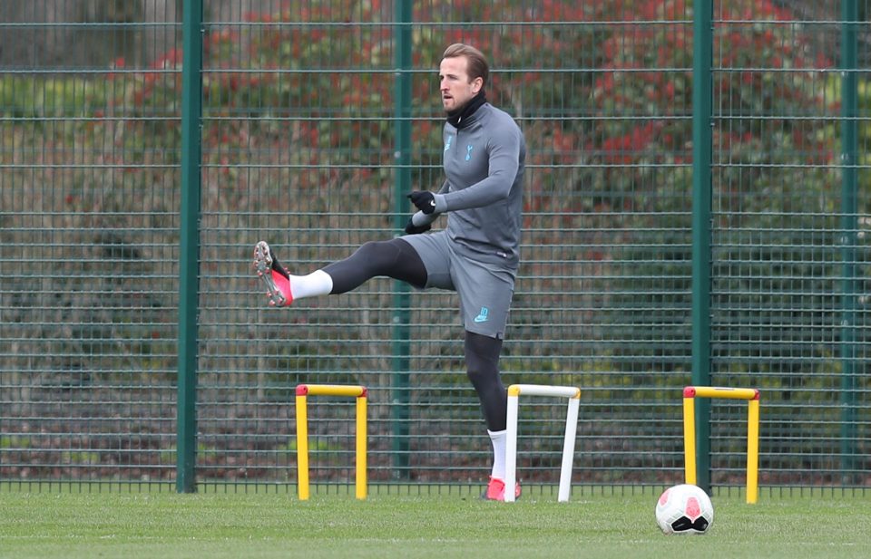 Harry Kane pictured training on grass as Tottenham striker takes huge step in recovery from hamstring injury - Bóng Đá