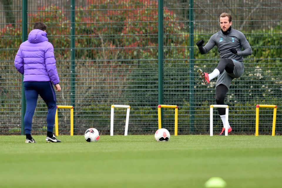 Harry Kane pictured training on grass as Tottenham striker takes huge step in recovery from hamstring injury - Bóng Đá