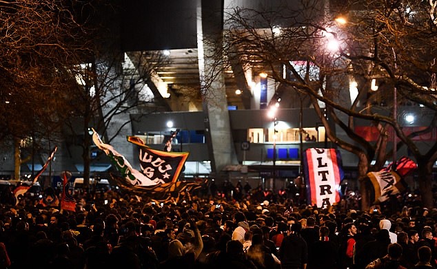 PSG stars celebrate with THOUSANDS of fans outside Parc des Princes amid coronavirus stadium closure as Angel di Maria leads party on balcony - Bóng Đá