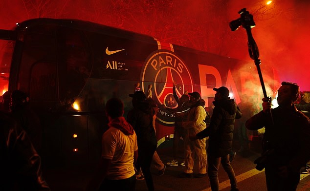 PSG stars celebrate with THOUSANDS of fans outside Parc des Princes amid coronavirus stadium closure as Angel di Maria leads party on balcony - Bóng Đá