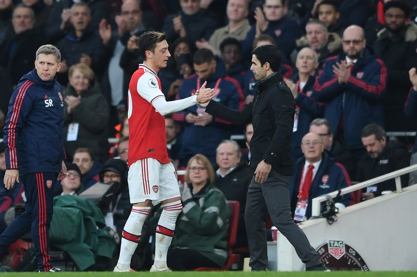 Mesut Ozil breaks Arsenal players' silence with verdict on Premier League coronavirus suspension - Bóng Đá