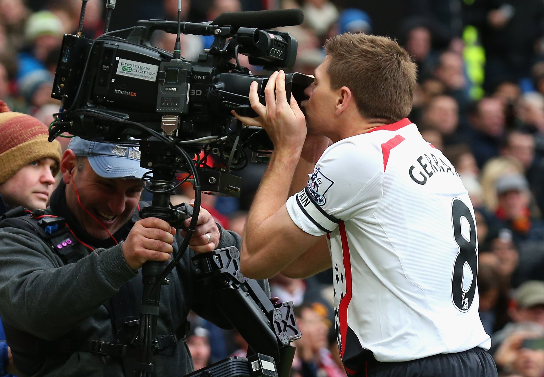 On this day in 2014, Steven Gerrard had this iconic kiss at Old Trafford - Bóng Đá