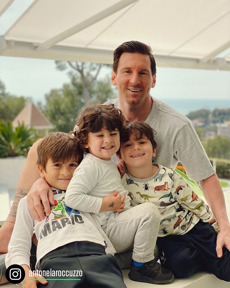 Leo Messi with the family on Father's Day in Spain, without a beard - Bóng Đá