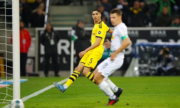 Real Madrid 'looking to reward Achraf Hakimi with new long-term contract' when he returns back from loan at Borussia Dortmund this summer - Bóng Đá
