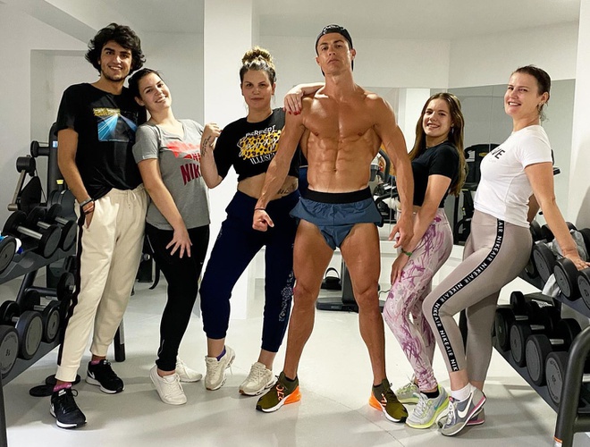 Ronaldo khoe cơ bụng 6 múi khi tập gym cùng gia đình - Bóng Đá