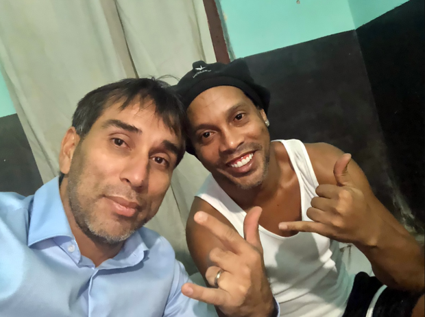 Ronaldinho ‘sad’ in prison, claims former Paraguay striker after releasing new picture of Brazil icon behind bars - Bóng Đá