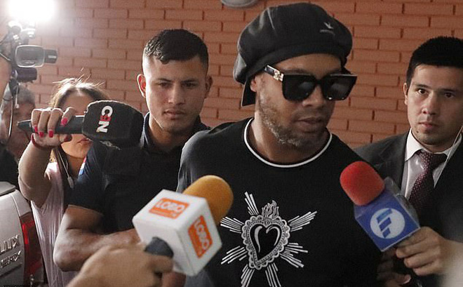 Ronaldinho is RELEASED from prison in Paraguay after serving just 32 days  - Bóng Đá