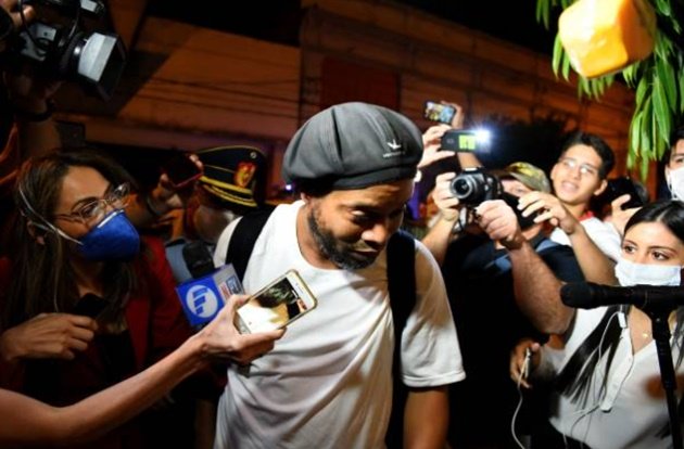 Ronaldinho hưởng cuộc sống xa hoa sau khi rời nhà tù - Bóng Đá