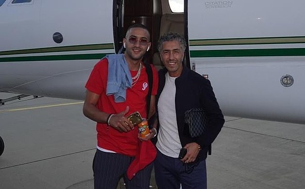 Hakim Ziyech jumps on a private jet with his entourage as he heads for the UK ahead of joining up with Chelsea - Bóng Đá