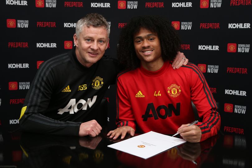 What Solskjaer promised Tahith Chong after he signed new Manchester United contract - Bóng Đá