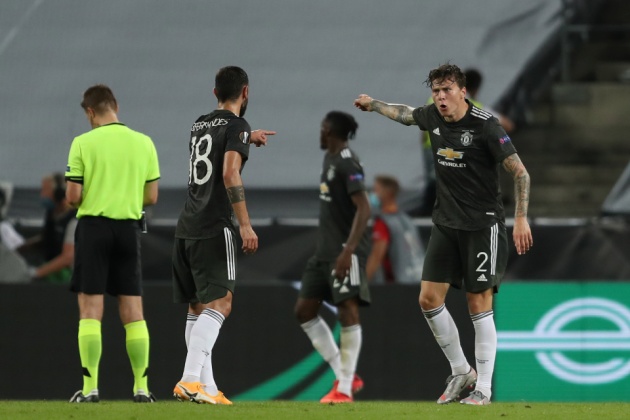 Victor Lindelof appears to call Bruno Fernandes a ‘son of a b****’ as Manchester United crash out of Europa League with defeat to Sevilla - Bóng Đá