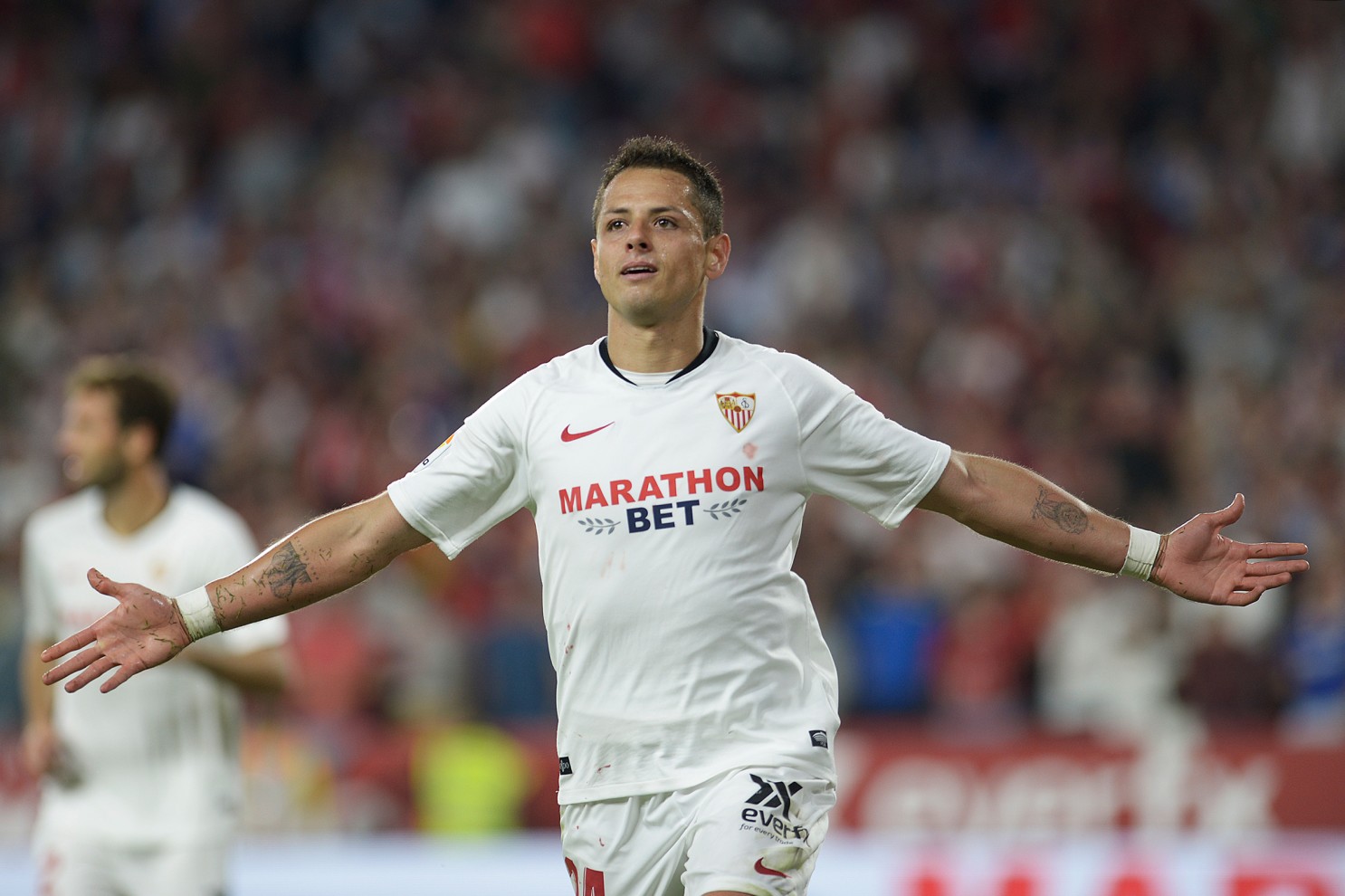 Tận nước Mỹ xa xôi, Javier Hernandez vẫn đoạt HCV Europa League với Sevilla - Bóng Đá