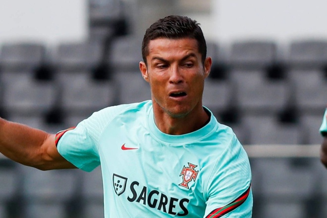 Georgina Rodriguez jets off to 77th Venice Film Festival after Cristiano Ronaldo links up with Portugal - Bóng Đá