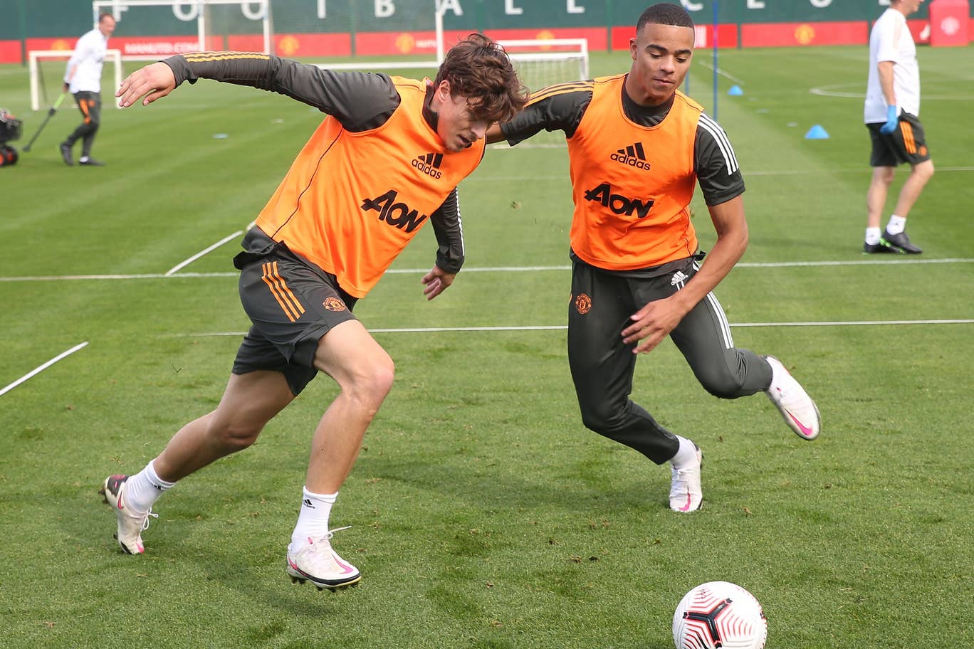 Donny van de Beek, Paul Pogba and Bruno Fernandes in Manchester United training ahead of season opener - Bóng Đá