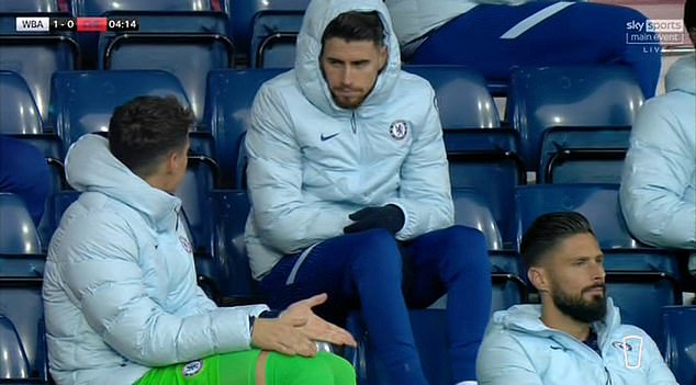Chelsea fans claim axed Spanish goalkeeper was criticising Willy Caballero for his role in first-half horror show at West Brom - Bóng Đá