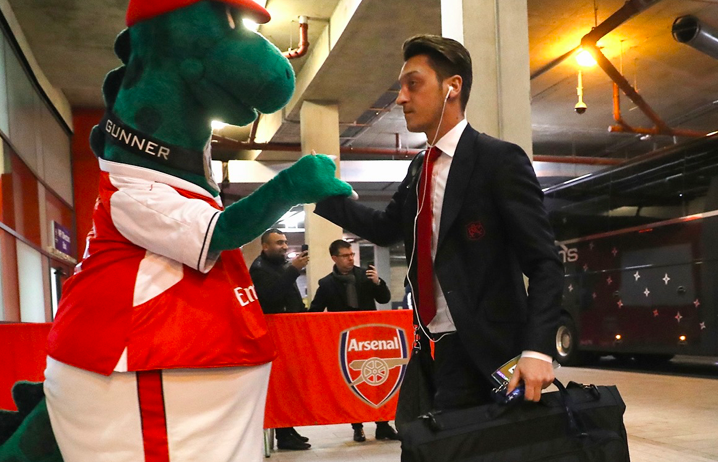 Mesut Özil has offered to pay the salary of mascot Gunnersaurus - Bóng Đá
