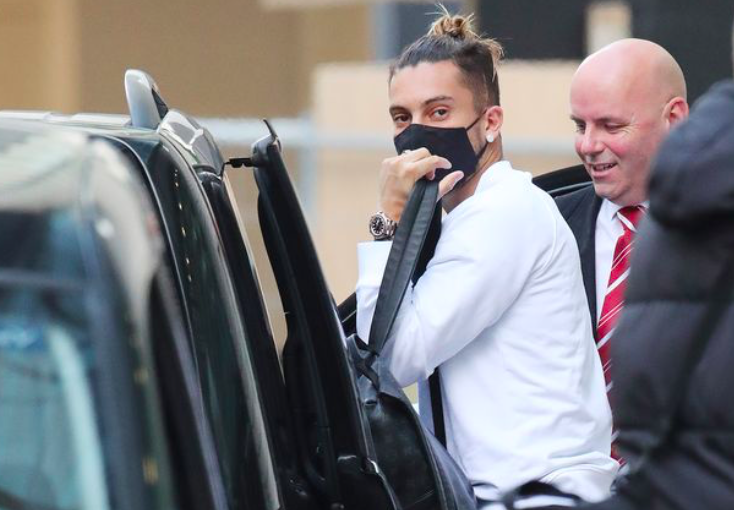 Man Utd new signing Alex Telles arrives at team hotel in Newcastle squad hint - Bóng Đá