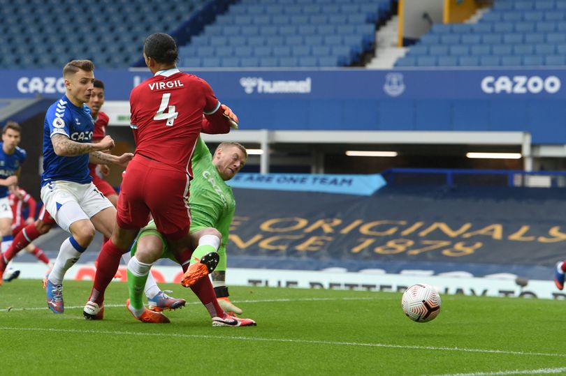 Red card law explained after Jordan Pickford avoids dismissal during Everton vs Liverpool - Bóng Đá