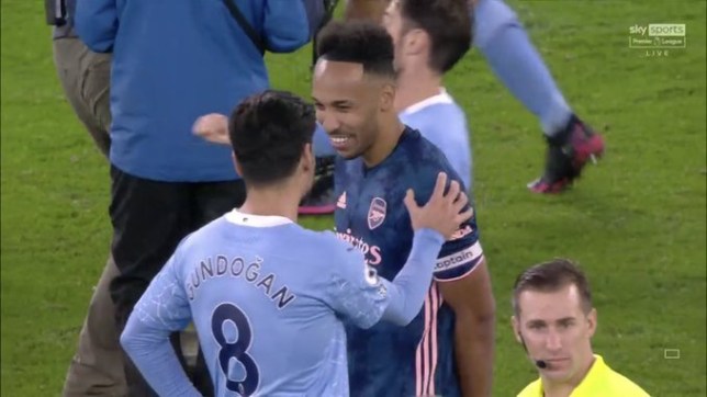 Arsenal fans angry with Pierre-Emerick Aubameyang laughing with Ilkay Gundogan after Manchester City defeat - Bóng Đá