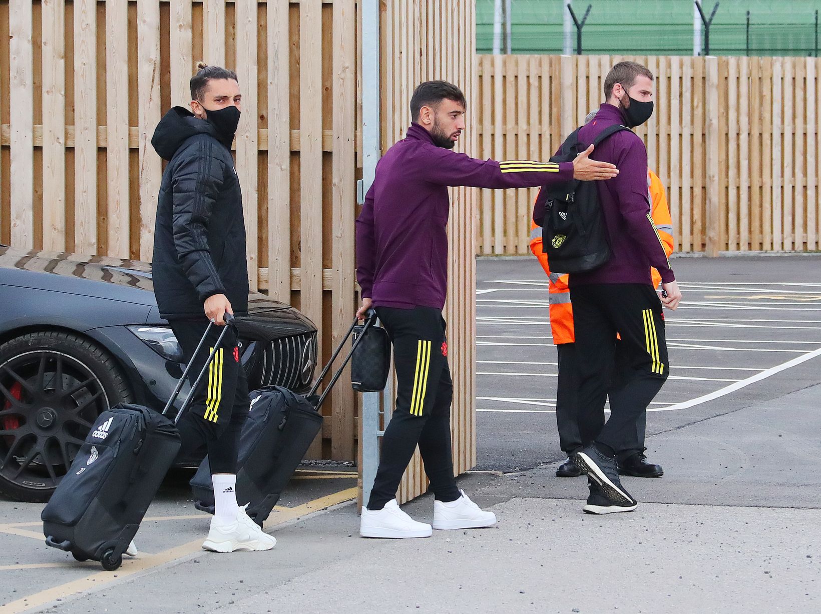 Manchester United leave Harry Maguire and Edinson Cavani AT HOME as they fly to Paris  - Bóng Đá