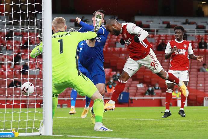 Arsenal 0-1 Leicester: Alexandre Lacazette slammed by fans after missing sitter in PL loss - Bóng Đá