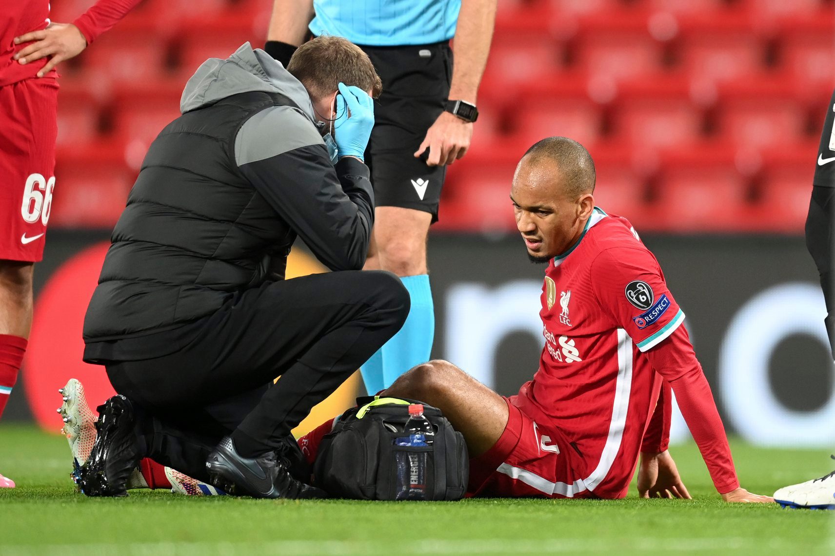Fabinho injury leaves Liverpool in defensive crisis as Brazilian limps off against Midtjylland with Van Dijk out too - Bóng Đá