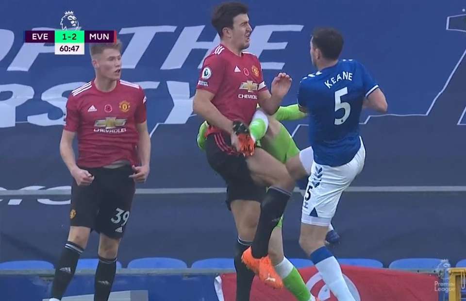 Jordan Pickford boots Harry Maguire in the penalty area during Everton vs Man Utd - Bóng Đá