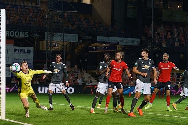 Man United consider Henderson loan move, delay Romero decision  - Bóng Đá