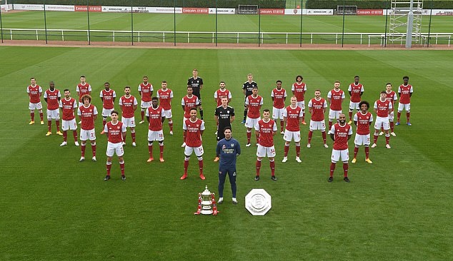 Exiled Mesut Ozil included in socially distanced Arsenal 2020-21 team photo - Bóng Đá