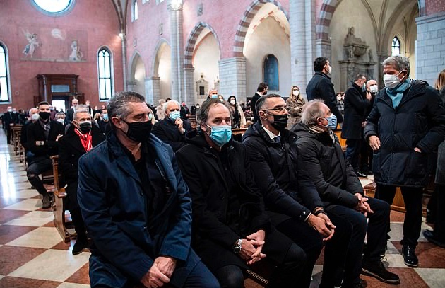 Hàng nghìn người bật khóc tham dự đám tang huyền thoại Paolo Rossi  - Bóng Đá