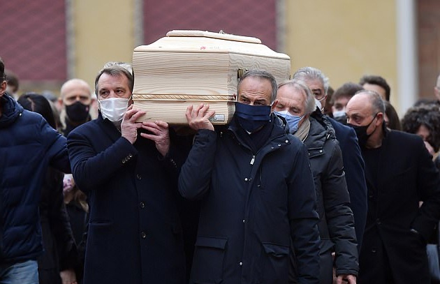 Hàng nghìn người bật khóc tham dự đám tang huyền thoại Paolo Rossi - Bóng Đá