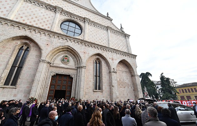 Hàng nghìn người bật khóc tham dự đám tang huyền thoại Paolo Rossi - Bóng Đá