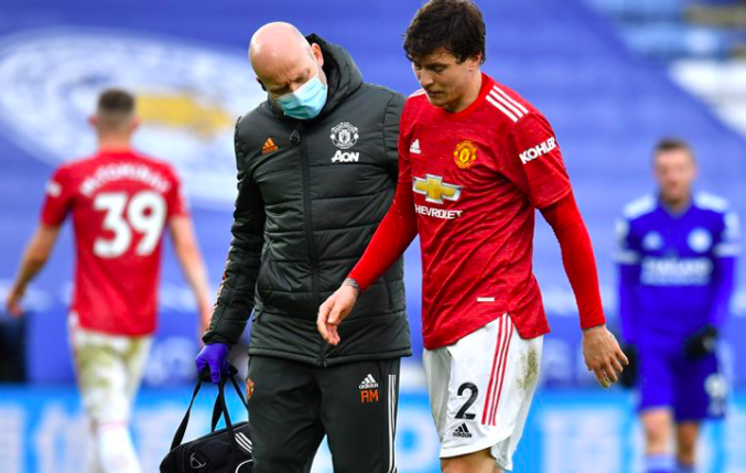 Victor Lindelof substituted with back injury during Leicester vs Manchester United - Bóng Đá