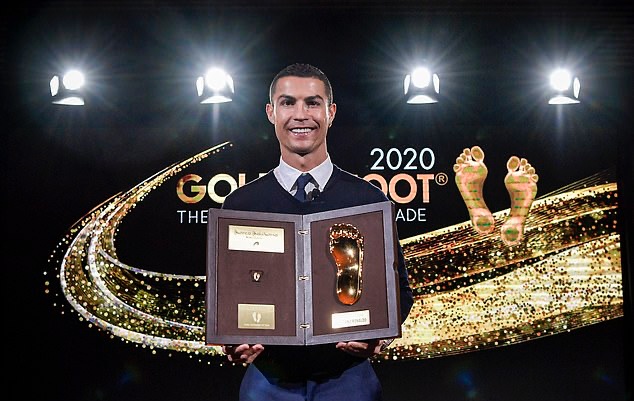 Georgina gây chú ý khi theo chân Ronaldo nhận giải thưởng danh giá - Bóng Đá