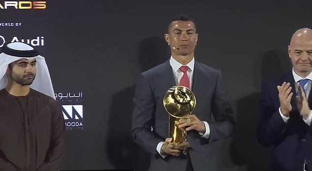 Georgina gây chú ý khi theo chân Ronaldo nhận giải thưởng danh giá - Bóng Đá